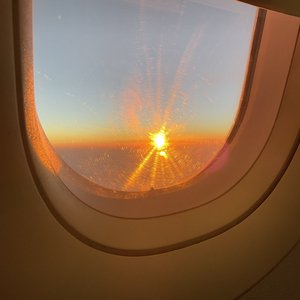 误打误撞的相识 没想到爱的那么深 伴奏