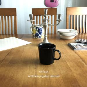 Keittiön pöydän äärellä