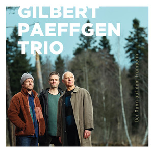 Der Mann auf dem Trampolin