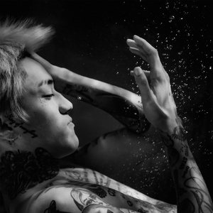 普通の人間だって言えないよ