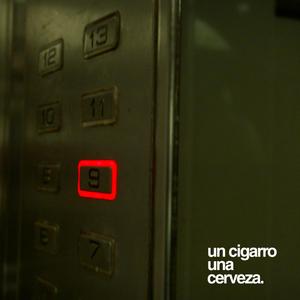 Un cigarro una cerveza