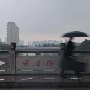 今天是中秋节我猜你一定会看月亮那么今晚当我们同时看向月亮这样算不算是一场我们久别之后的重逢