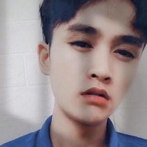 一个人 弹着吉他