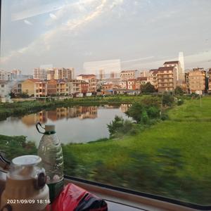 这城市的风总是很大