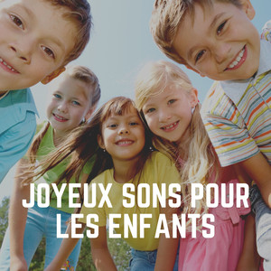 Les filles et les garçons sortent pour jouer à la comptine
