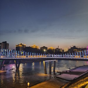 《梦醒时分：情钱交响曲》