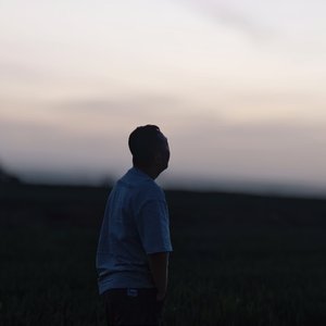 夜幕降临对酒当歌然后想你