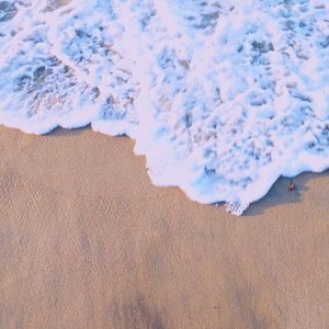 一尘不染平静的波浪印象数