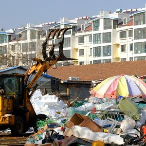 当我看到垃圾场里彩色的伞，然后我