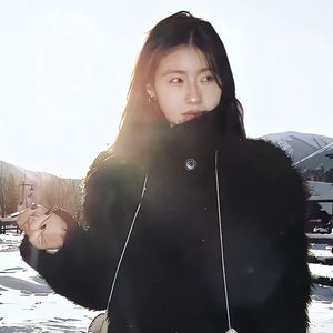 这只伶俐的棕色狐狸跳过一只懒惰的狗