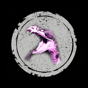 Скалит и смеётся