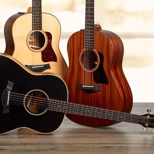 躲在酒吧角落里听吉他