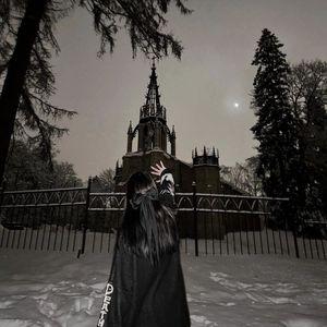 “一起散步吧，在下一个雨天”