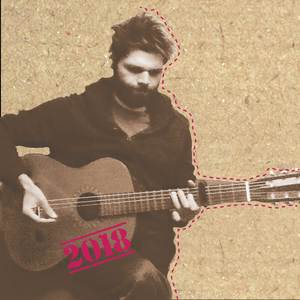 Lungo un Viale Alberato, in un Tiepido Autunno, una Bellissima Donna dai Capelli Rossi