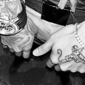 Bitches y Racks (feat. Tebaan)