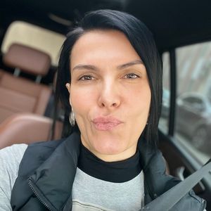 За сильными плечами