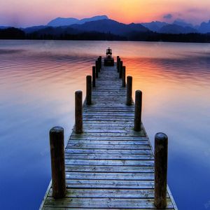 旧帘轨道间的往昔轻响