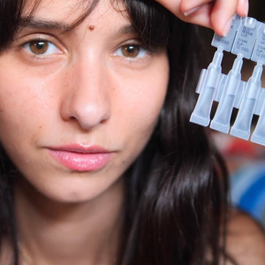 Tapotement et sortie chuchotée