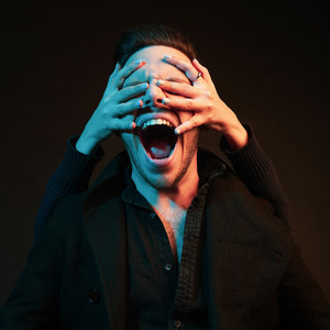 בעיניים עצומות