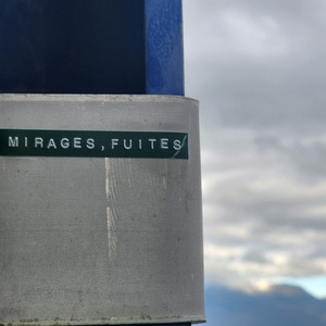 Dans l'écho du béton (Mirages, fuites)