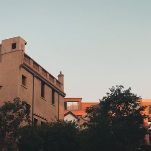 如果等到明天早上，是谁先醒来呢