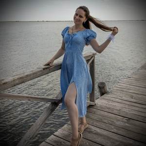 Девочка в синем платье