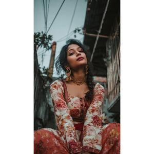 DEKHTI HU USKE SATH HASTE HUE