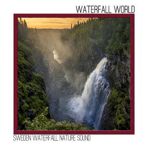 Das weiße Rauschen eines Wasserfalls in Schweden