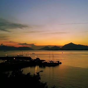 雨上がりの夕方の街