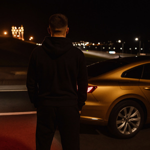 Нічка темна знову наступає