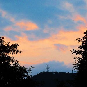 云边有个小卖部