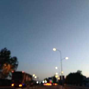 那你会不会坐上我的电瓶车陪我吃一次烧烤然后唱着歌说你不爱我