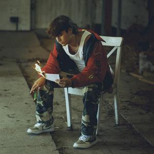 מכאן את לבד