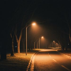 微光共夜色