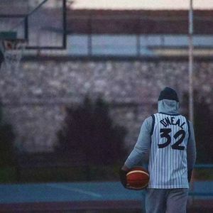 暮色下的日落拥抱