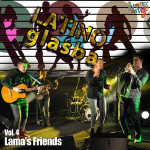 Dekle na vrtu zelenem sedi