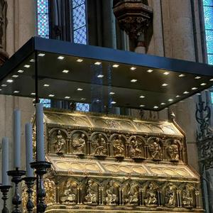 RACHEL CRUZ & KELSI VANADIUM WEAVE BEING TOGETHER IN VERSE TRANSLATION & ESSAYISTIC BRILLIANCY