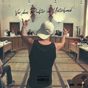 Vor dem Richter im Unterhemd