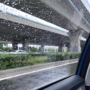 后视镜上的雨滴