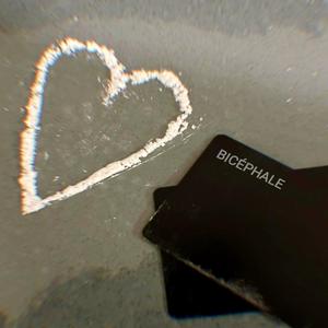 BICÉPHALE