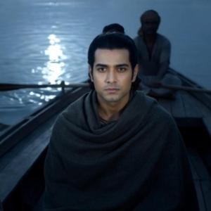 मैं हूँ इस पार अकेला, तू उस पार खड़ी है