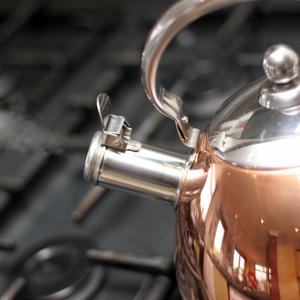 호기심이 많은 아기가 관심이 있는 부엌에 있는 물 끓이는 ASMR 소리