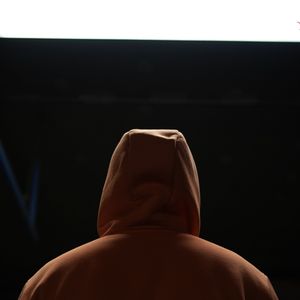 Оставаясь в тени