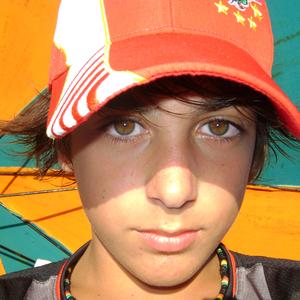 escuchando simbiosis. jungando al lol. fumo. soy main annie mid. a veces juego adc miss fortune o ezreal. antes jugaba warwik. nunca pase de plata 2.