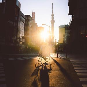 ネオンサインの下で