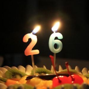 她在一条路上跌倒了七次