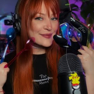 Mikrofonda Stres Topu Ve Plastik Kaşıklar