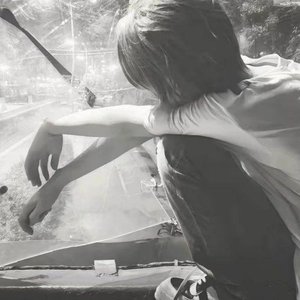 那年稚气未脱的脸颊