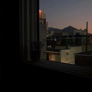 【暗恋】窗外下着雨，我没看雨，你没看我