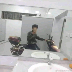 Пожал плечами